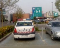Poliţia, mai presus de lege: Au parcat pe locul persoanelor cu handicap - FOTO