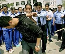 Oficialii chinezi au dat ordin poliţiei să împuşte persoanele care agresează copii
