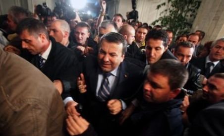 Ministerul de Finanţe, sub asediul protestatarilor: Ialomiţianu, scos din sediu sub escortă (VIDEO)