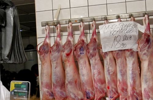 Mafia cărnii: Cumpără animale moarte sau sau bolnave şi le distribuie carnea în magazine