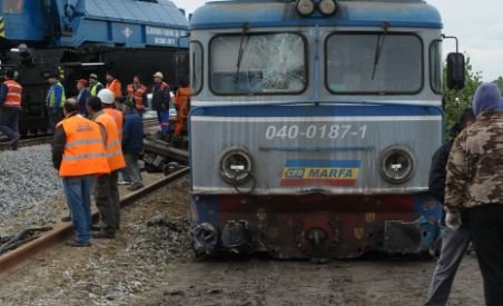 Suceava. Locomotiva unui tren accelerat a luat foc în localitatea Dumbrăveni. Incendiul a fost stins