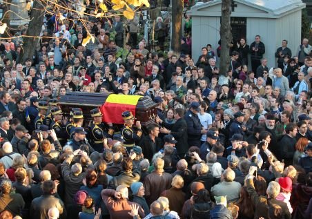 Adrian Păunescu a fost înmormântat cu onoruri militare, în aplauzele a mii de oameni