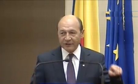 Traian Băsescu îl laudă pe Petre Roman şi adresează un ultim apel către politicieni: &quot;Fiţi responsabili!&quot;
