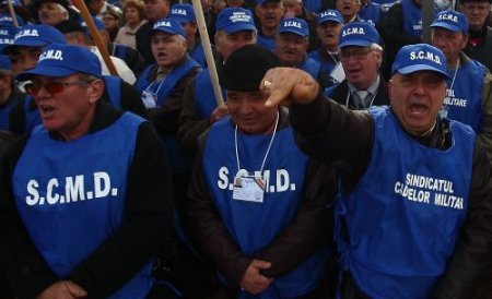 Miting cu îmbrânceli la Constanţa: Pensionarii militari au protestat faţă de reducerea pensiilor