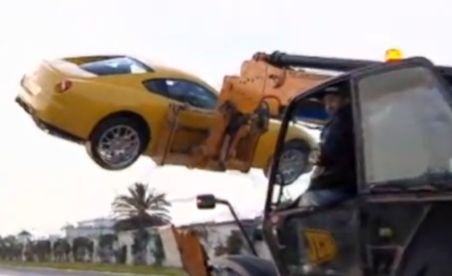 Un Ferrari al fostului preşedinte tunisian a fost furat cu excavatorul de cetăţenii nemulţumiţi