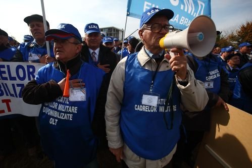 Pensionarii militari protestează în Capitală şi pichetează prefecturile din ţară 