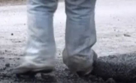 Drumarii români tasează cu picioarele asfaltul din gropi