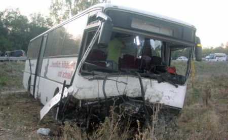 Accident grav în Braşov: Un autobuz a fost lovit în plin de un tren
