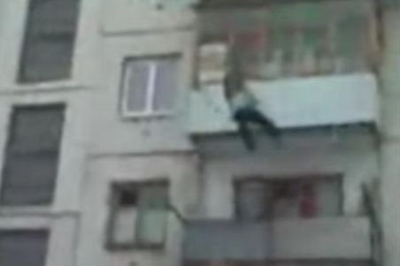 Incredibil. Un rus cade cinci etaje, se ridică fără probleme şi încearcă să se caţere pe bloc