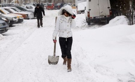 S-a întors iarna: Trafic rutier îngreunat, copaci rupţi şi porturi închise din cauza ninsorii şi vântului puternic