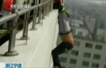 Tânăr chinez care voia să se arunce de la etajul 13, salvat în ultimul moment