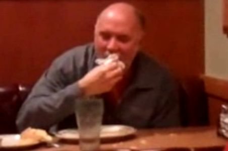 Un american beat criţă îşi mănâncă şerveţelul cu furculiţa fără să îşi dea seama