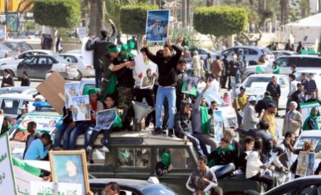 Libia: Avioanele au deschis focul asupra protestatarilor. Gaddafi ar fi părăsit ţara, aflându-se în drum spre Venezuela