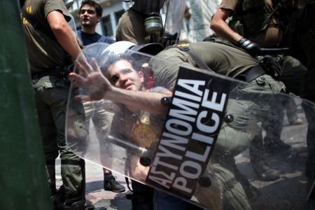 Proteste violente în Grecia: Ciocniri între manifestanţi şi forţele de ordine