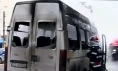 Constanţa. Un microbuz cu 13 pasageri a luat foc în trafic