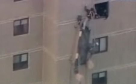 SUA. Doi muncitori suspendaţi la etajul 12, salvaţi de un pompier