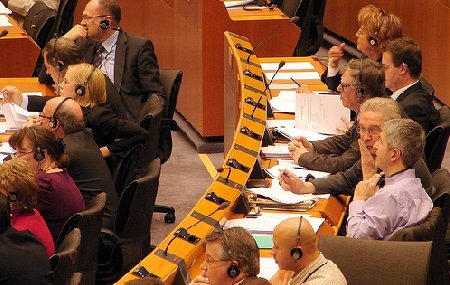 Europarlamentarii au dreptul la masaje şi operaţii de reducere a sânilor pe bani publici 