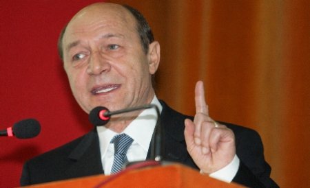 Băsescu: România nu susţine o intervenţie militară în Libia
