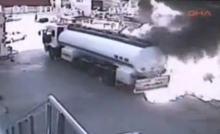 Gest eroic. Un bărbat a scos o maşină în flăcări dintr-o benzinărie în Turcia