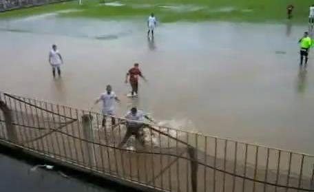 Brazilia: Meci de fotbal jucat pe un teren pe jumătate inundat