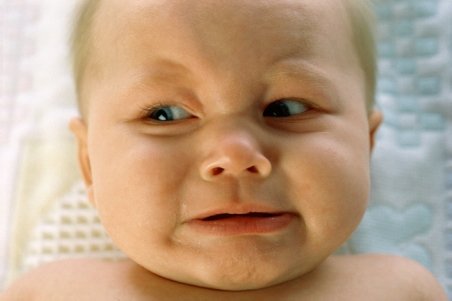 Filmuleţ amuzant: Un bebeluş se sperie când mama sa îşi suflă nasul
