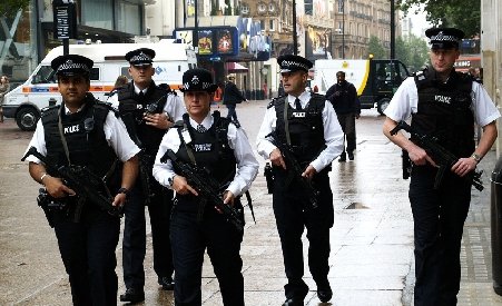 Poliţiştii britanici au descins pentru a întrerupe un joc de cricket, din cauza &quot;împuşcăturilor&quot;