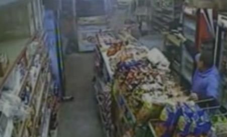 Doi hoţi, puşi pe fugă după un schimb de focuri cu proprietarul unui magazin
