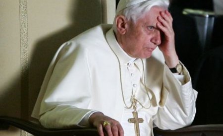 Papa Benedict: Trebuie garantate securitatea cetăţenilor libieni şi accesul la ajutoare umanitare