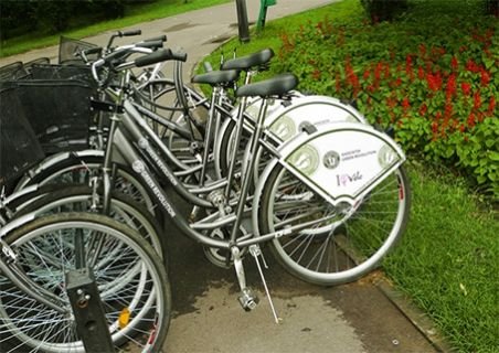 Centrele de închiriere gratuită a bicicletelor au fost luate cu asalt în ziua redeschiderii