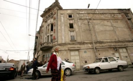  20 de familii din Feteşti locuiesc într-un bloc care stă să se prăbuşească