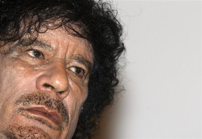 Explozii puternice la reşedinţa lui Gaddafi, de la Tripoli