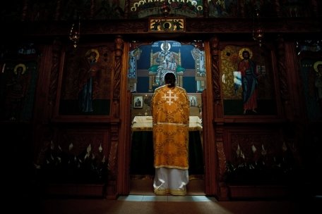 Un preot din Cluj a vândut un teren al bisericii şi a fugit cu 500.000 de euro 