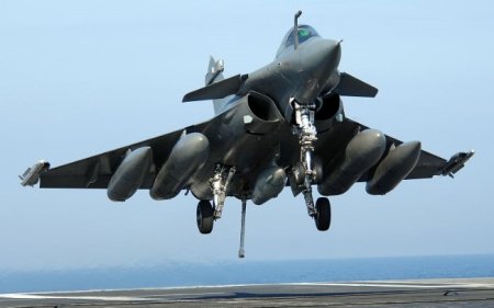 EUobserver: Franţa îşi promovează avioanele de luptă Rafale cu ajutorul conflictului din Libia