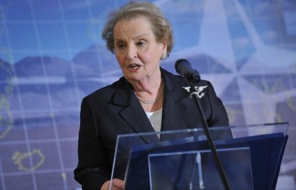 Madeleine Albright, sponsorizată pentru a promova în România vaccinarea anti-HPV