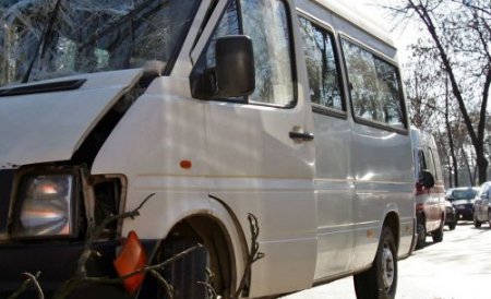 Patru persoane rănite, după ce un microbuz s-a răsturnat într-un şanţ din localitatea Fieni