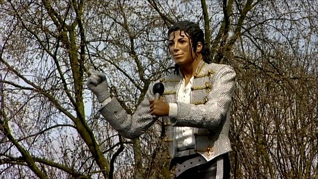 Statuia lui Michael Jackson, motiv de ceartă între fani şi patronul lui Fulham: Să vă duceţi dracu' dacă nu vă place