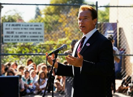 Arnold Schwarzenegger are un copil din flori cu o femeie care i-a fost angajată