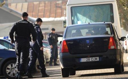 Percheziţii în Roman şi Suceava: Un poliţist a fost reţinut pentru contrabandă cu ţigări