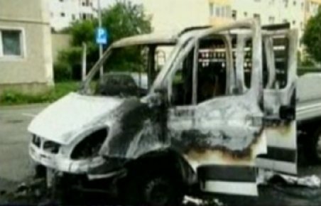 Un bărbat din Braşov a incendiat una din maşinile firmei unde lucra, pentru că patronii nu i-au făcut acte