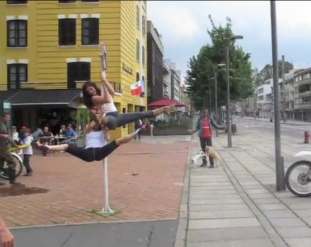 Dansatorii din Columbia au scos dansul la bară în stradă