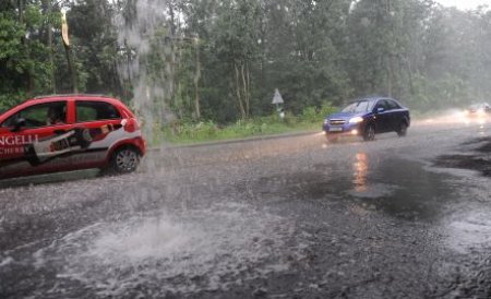 Ploaie cu gheaţă şi copaci dărâmaţi. Imagini cu furtunile din ţară, pe Videonews.ro