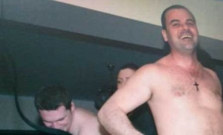 Un poliţist din Satu Mare a făcut striptease pentru colegele sale