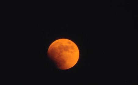 Imagini spectaculoase. Cum s-a văzut eclipsa de lună în România