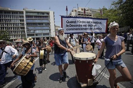 Artiştii de la Cirque du Soleil au manifestat alături de greci împotriva măsurilor de austeritate