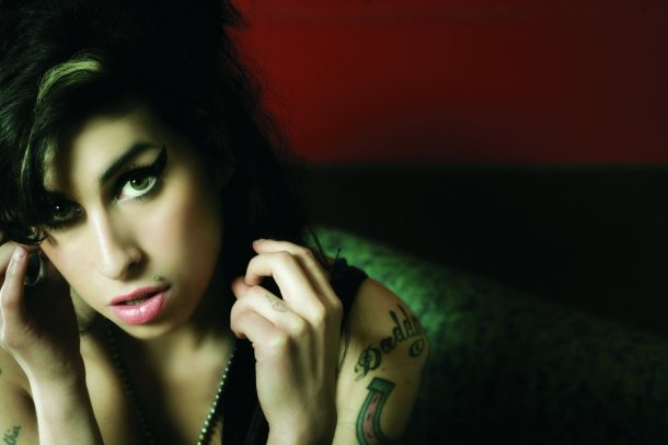 Amy Winehouse, beată şi huiduită în debutul turneului european. Concertele de la Atena şi Istanbul, anulate