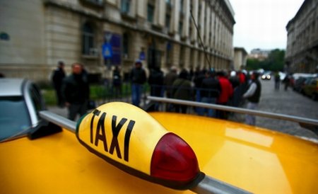 Un taximetrist bucureştean a încercat să înşele doi turişti străini