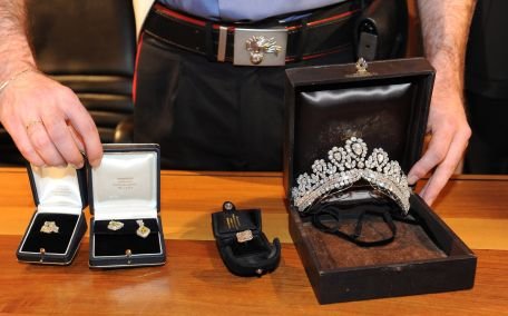 Mai multe bijuterii furate care au aparţinut Evitei Peron, recuperate 