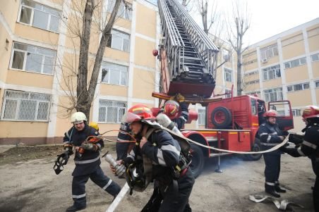 Târgu-Jiu. Pompierii au intervenit pentru a salva un copil blocat în casă