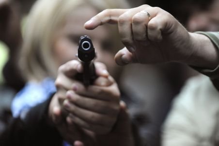 Un membru CNA a venit cu un pistol la o şedinţă în Parlament