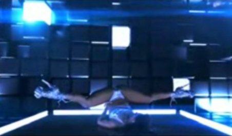 Dans la bară, în videoclipul noii melodii a lui Enrique Iglesias, “Dirty Dancer” 